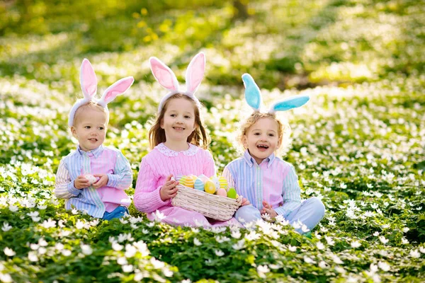 Polowanie Pisanki Wiosennym Ogrodzie Dzieci Szukające Kolorowych Jaj Słodyczy Ukrytych — Zdjęcie stockowe