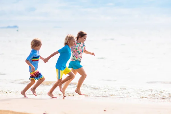 Crianças Brincando Praia Tropical Crianças Nadam Brincam Mar Nas Férias — Fotografia de Stock