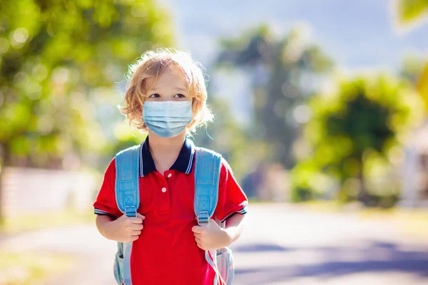 Skolebarn Med Ansiktsmaske Coronavirus Influensautbrudd Liten Gutt Som Går Tilbake – stockfoto