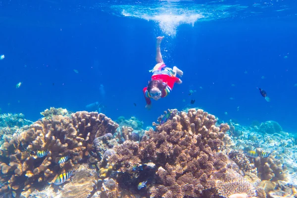 子供のシュノーケリング 子供たちは水中で泳ぐ ビーチや子供と海の夏休み サンゴ礁の魚を見ている少女 エキゾチックな島の海洋生物 子供の水泳やシュノーケリングやマスクとダイビング — ストック写真