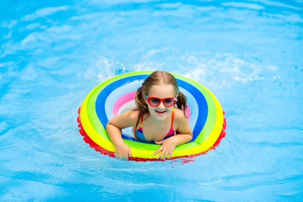 Criança Piscina Flutuando Anel Brinquedo Crianças Nadam Arco Íris Colorido — Fotografia de Stock