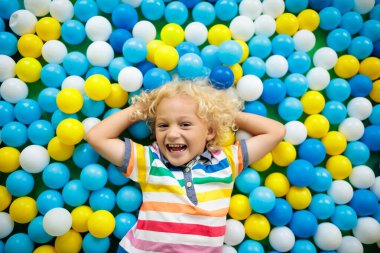 Çocuk top havuzunda oynuyor. Çocuklar için renkli oyuncaklar. Anaokulu ya da anaokulu oyun odası. Kreşteki küçük çocuk oyun parkında. Çocuklar için top havuzu. Aktif anaokulu öğrencisinin doğum günü partisi.