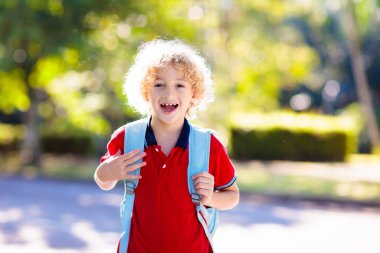 Çocuklar okula geri döner. Yaz tatilinden sonraki yıl yeni bir okula başlıyorum. İlk okul gününde sırt çantası ve kitapları olan kız ve erkek. Dersin başında. Anaokulu ve anaokulu çocukları için eğitim.