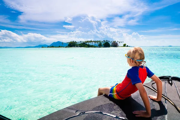 Les Enfants Sautent Dans Mer Vacances Bateau Avec Enfant Sur — Photo