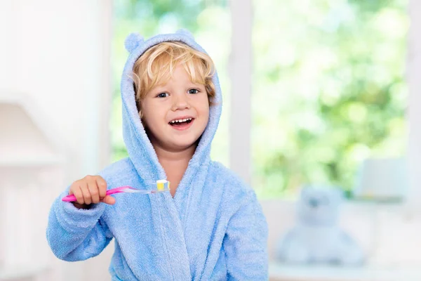 Kindertanden Poetsen Kinderen Tandenborstel Pasta Kleine Baby Jongen Blauw Badjas — Stockfoto