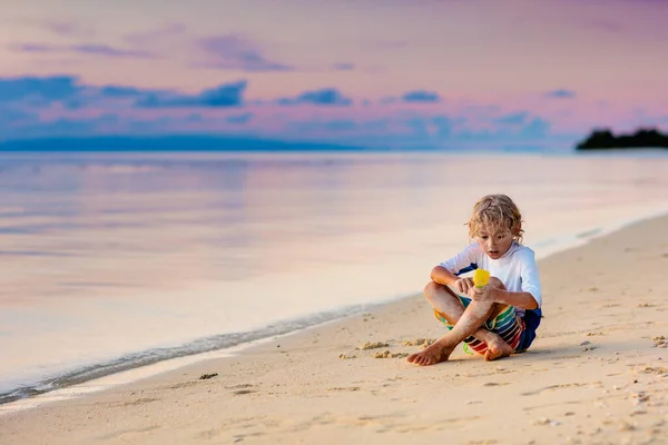 Niño Jugando Playa Del Océano Niño Saltando Las Olas Atardecer —  Fotos de Stock