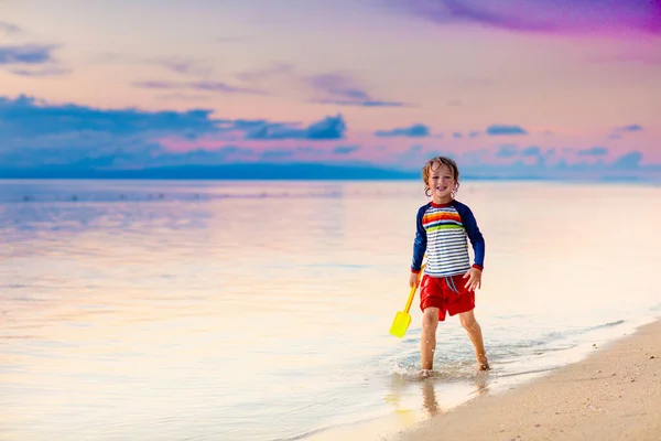 Bambino Che Gioca Sulla Spiaggia Dell Oceano Ragazzo Salta Tra — Foto Stock