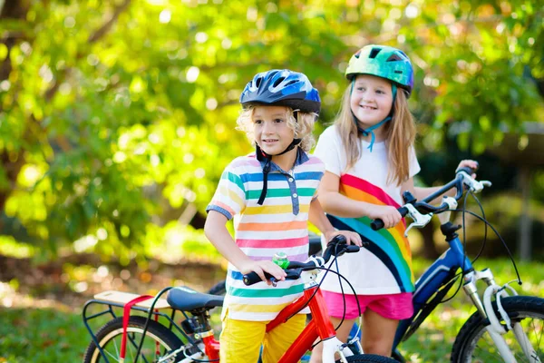 Παιδιά Ποδήλατο Στο Πάρκο Παιδιά Πηγαίνουν Σχολείο Φορώντας Ασφαλή Κράνη — Φωτογραφία Αρχείου