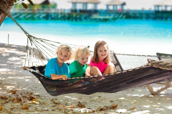 Děti Uvolní Houpací Síti Děti Hrají Tropické Pláži Rodinné Letní — Stock fotografie