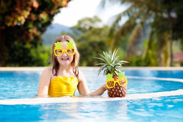 Criança Usando Óculos Sol Engraçados Com Abacaxi Piscina Crianças Nadam — Fotografia de Stock