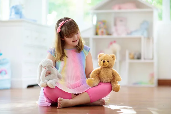 Meisje Speelt Met Poppenhuis Witte Zonnige Slaapkamer Kind Met Speelgoed — Stockfoto