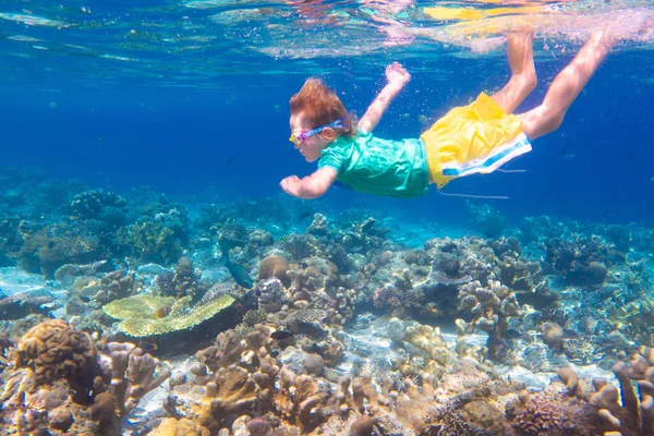 Snorkel Infantil Miúdos Nadam Debaixo Água Praia Mar Férias Verão — Fotografia de Stock