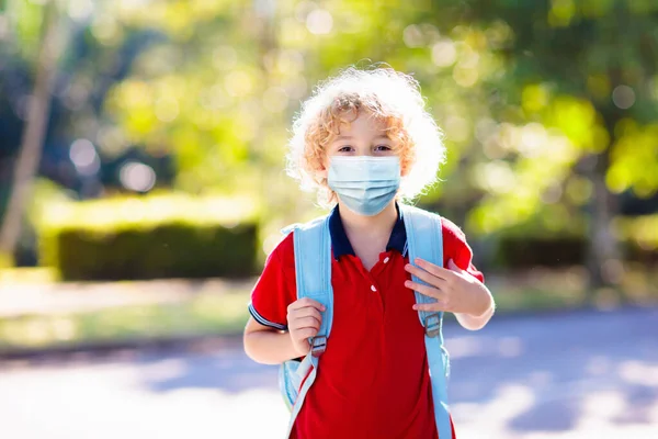 Skolebarn Med Ansiktsmaske Coronavirus Influensautbrudd Gutt Som Går Tilbake Til – stockfoto