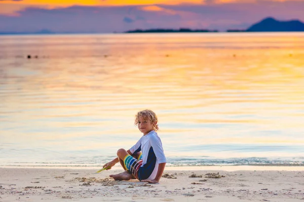 Niño Jugando Playa Del Océano Niño Saltando Las Olas Atardecer —  Fotos de Stock