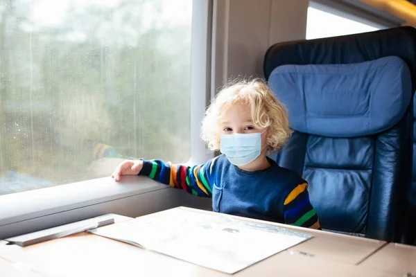 Enfant Train Avec Masque Facial Éclosion Virale Coronavirus Pandémie Grippe — Photo