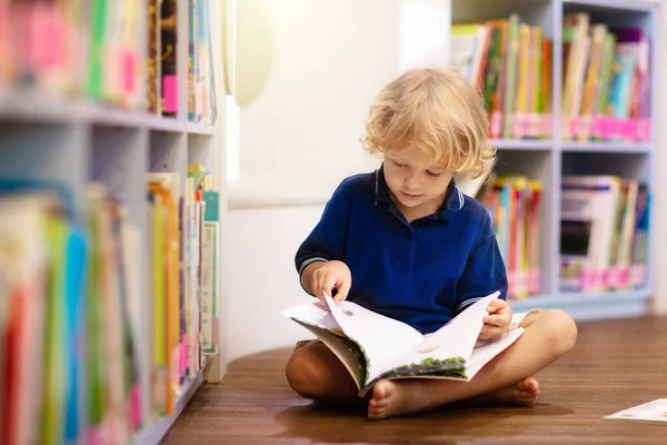 学校图书馆里的孩子孩子们看书 小男孩读书和学习 书店的孩子们聪明的学龄前儿童选择借书 — 图库照片