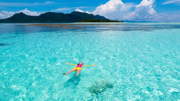 Kinderen Snorkelen Strandplezier Kinderen Snorkelen Tropische Zee Familie Zomervakantie Exotisch — Stockfoto