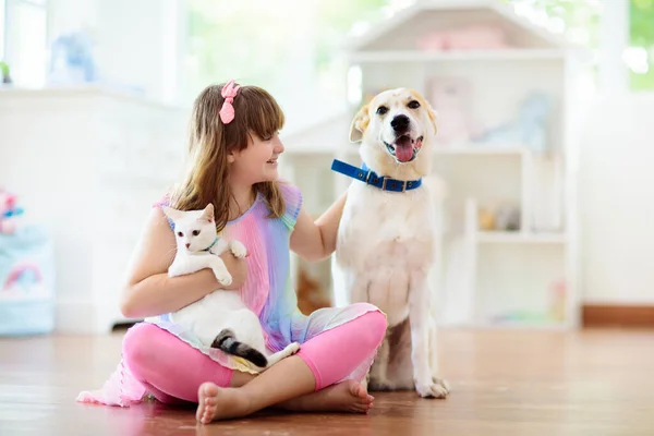 小孩和猫狗玩耍 孩子们与小狗和小猫玩耍 小女孩和大狗在家里 儿童与友谊 小孩和宠物一起坐在地板上 动物护理 — 图库照片