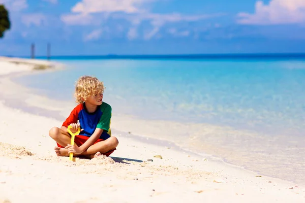 孩子们在热带海滩玩耍 沙子玩具 孩子们建造沙堡 孩子们暑假在海上玩耍 水的乐趣 在海滨的小男孩 带孩子旅行 — 图库照片