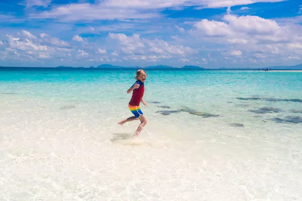 Barn Leker Tropiska Stranden Barn Simmar Och Leker Till Sjöss — Stockfoto