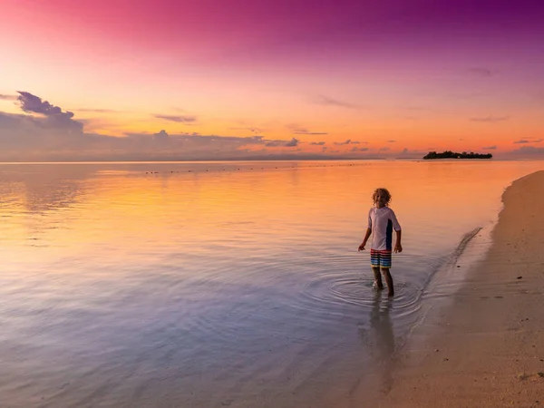 Dziecko Bawiące Się Plaży Oceanu Dzieciak Skaczący Falach Zachodzie Słońca — Zdjęcie stockowe