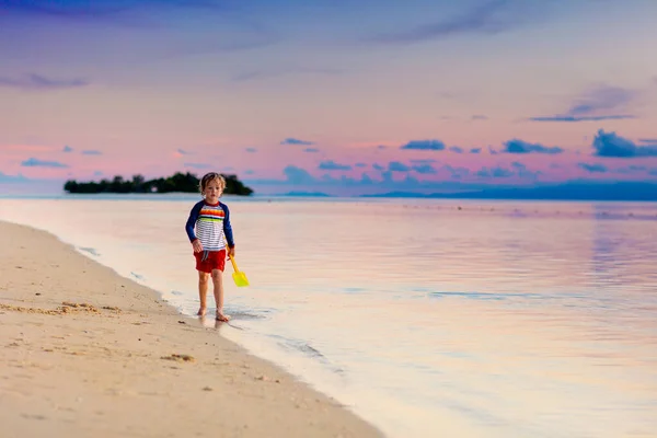 Enfant Jouant Sur Plage Océanique Saute Dans Les Vagues Coucher — Photo