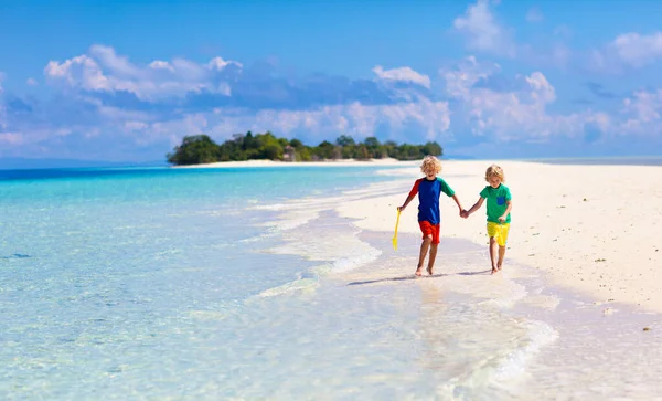 Barn Leker Tropiska Stranden Barn Simmar Och Leker Till Sjöss — Stockfoto