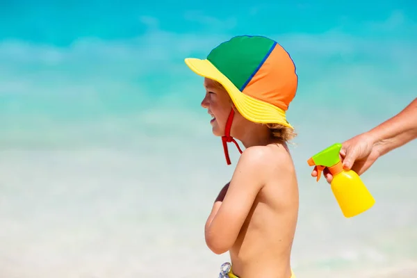 Mama Nakłada Krem Filtrem Bezpieczna Plaża Opalenizna Zabawy Ochrona Przed — Zdjęcie stockowe