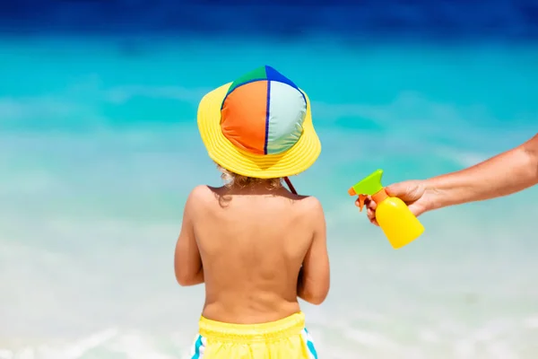 Mãe Aplicando Protetor Solar Criança Praia Segura Bronzeado Sol Divertido — Fotografia de Stock