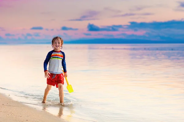 Niño Jugando Playa Del Océano Niño Saltando Las Olas Atardecer — Foto de Stock