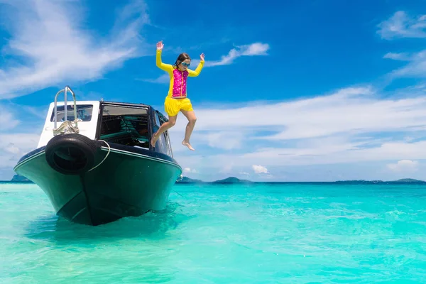 Barn Hoppar Havet Båtsemester Med Barn Exotiska Tropiska Med Kristallklart — Stockfoto