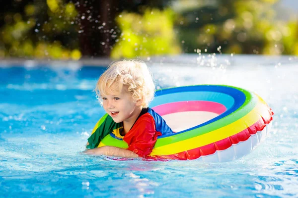 Kind Zwembad Drijvend Speelgoedring Kinderen Zwemmen Kleurrijke Regenboog Vlotter Voor — Stockfoto