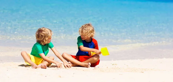 아이들은 해변에서 놀기도 합니다 장난감 아이들은 모래성을 짓습니다 바다에서 노는아이 — 스톡 사진