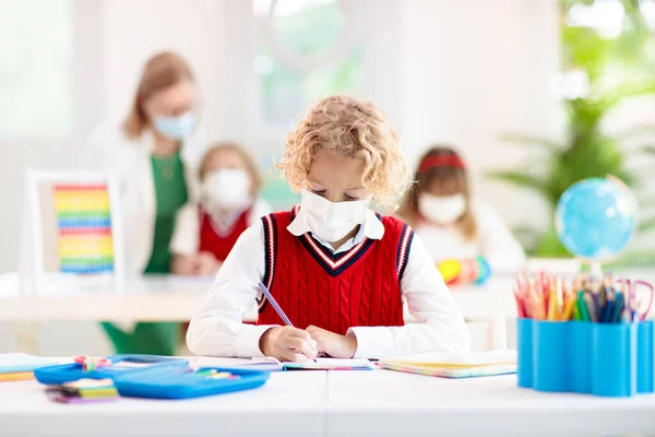 Barn Ansiktsmask Skolan Barn Tillbaka Till Skolan Efter Nedlåsning Coronavirus — Stockfoto