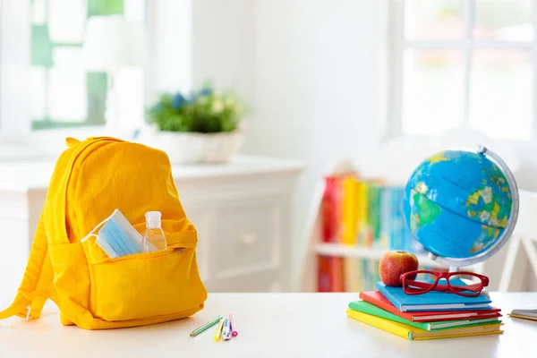 Zaino Bambino Della Scuola Con Maschera Viso Disinfettante Sicurezza Degli — Foto Stock