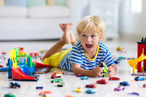 Barn Leker Med Leksaksbilar Vitt Rum Liten Pojke Leker Med — Stockfoto