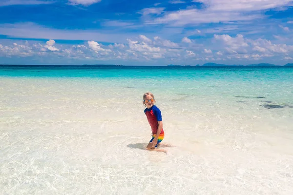 Kinderen Die Het Tropische Strand Spelen Kinderen Zwemmen Spelen Zee — Stockfoto