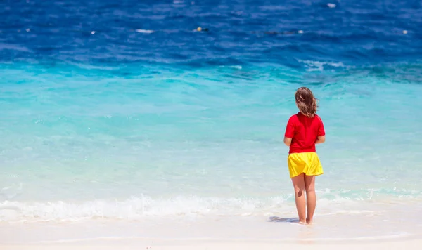 Barn Leker Tropiska Stranden Barn Simmar Och Leker Till Sjöss — Stockfoto