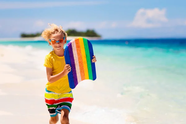 Kindersurfen Tropisch Strand Familie Vakantie Azië Kinderen Zwemmen Oceaanwater Een — Stockfoto