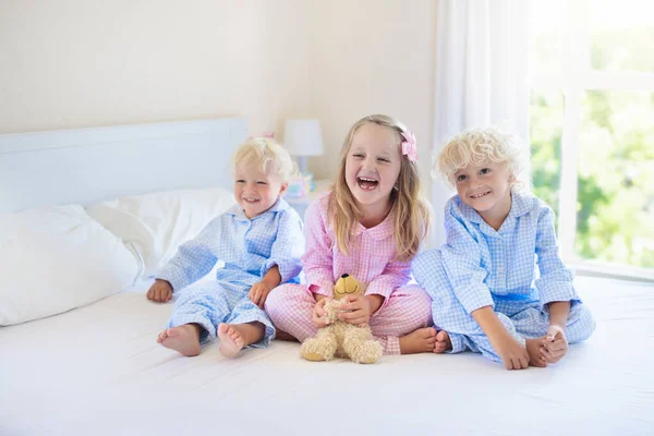 Діти Грають Батьківському Ліжку Діти Прокидаються Сонячно Білій Спальні Хлопчик — стокове фото