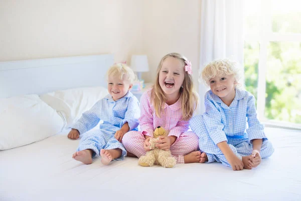 Niños Jugando Cama Sus Padres Los Niños Despiertan Soleado Dormitorio —  Fotos de Stock