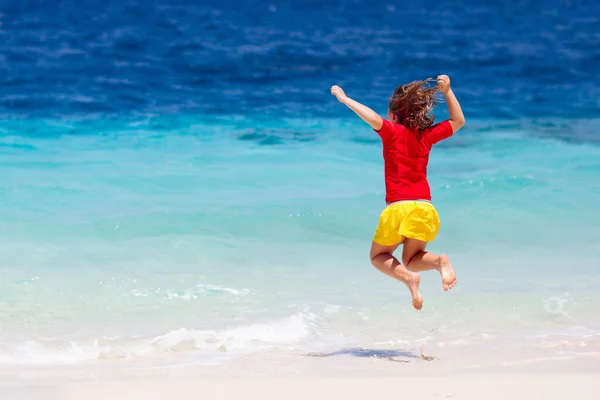 Bambini Che Giocano Sulla Spiaggia Tropicale Bambini Nuotano Giocano Mare — Foto Stock