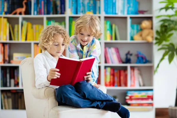 Livro Leitura Infantil Crianças Lêem Rapaz Numa Estante Livros Colorida — Fotografia de Stock