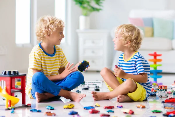 Bambini Giocano Con Macchinine Nella Stanza Bianca Ragazzino Che Gioca — Foto Stock