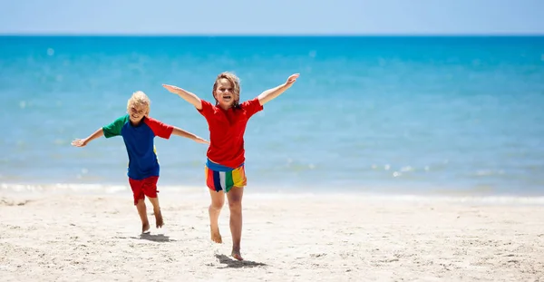 Kinderen Die Het Tropische Strand Spelen Kinderen Zwemmen Spelen Zee — Stockfoto