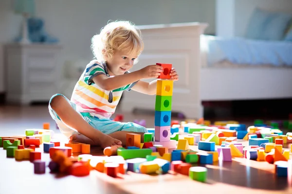 Barn Leker Med Färgglada Leksaksblock Barn Leker Liten Pojke Byggnad — Stockfoto