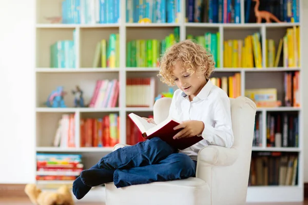 Libro Lectura Infantil Los Niños Leen Niño Una Estantería Colorida —  Fotos de Stock