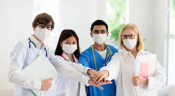 Equipa Médica Internacional Pessoal Médico Hospital Mestiço Asiático Caucasiano Médico — Fotografia de Stock