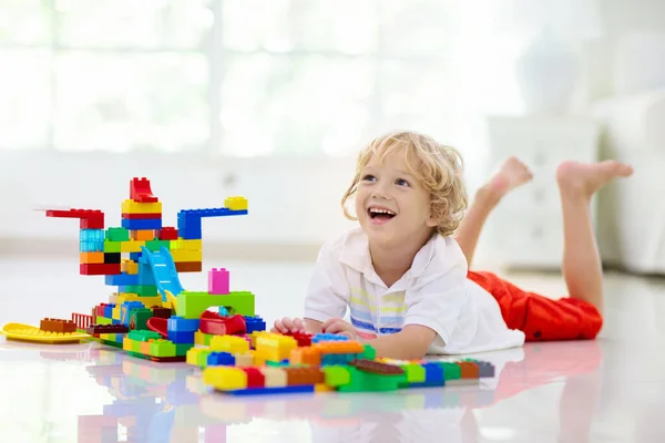 Barn Leker Med Färgglada Leksaksblock Barn Leker Med Plasttegelstenar Liten — Stockfoto