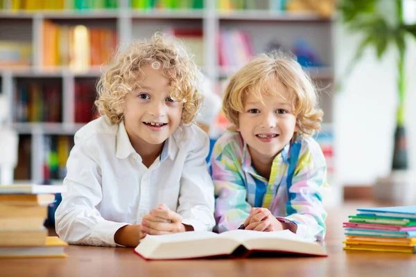 Libro Lectura Infantil Los Niños Leen Niño Una Estantería Colorida — Foto de Stock